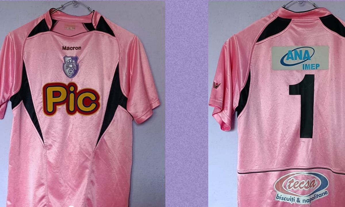 El e suporterul român care și-a transformat camera în muzeu » Mii de piese de colecție cu echipa favorită: „E costisitor, dar satisfacțiile sunt pe măsură”