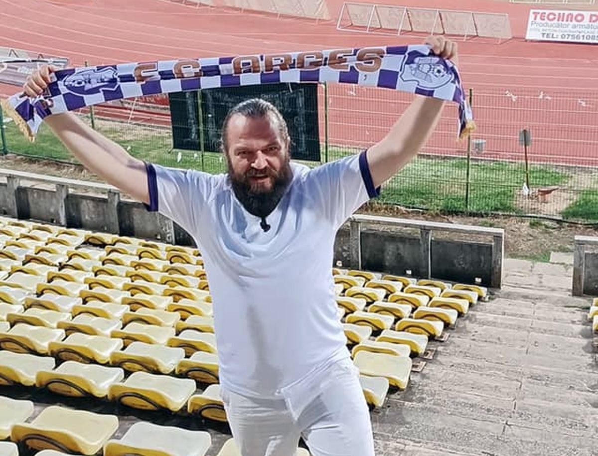 El e suporterul român care și-a transformat camera în muzeu » Mii de piese de colecție cu echipa favorită: „E costisitor, dar satisfacțiile sunt pe măsură”