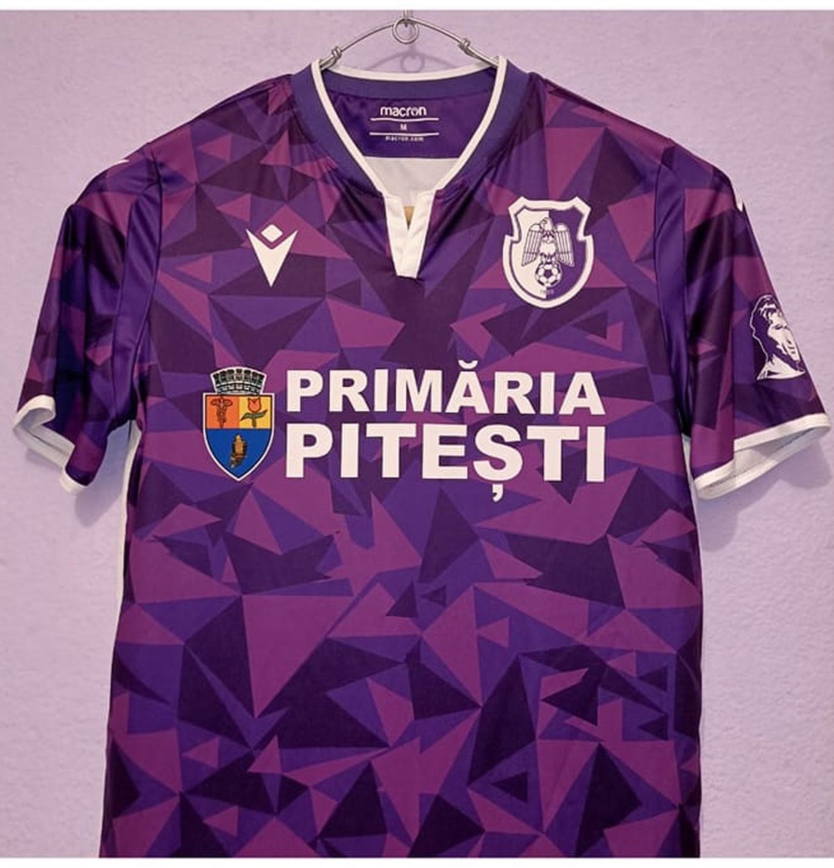 El e suporterul român care și-a transformat camera în muzeu » Mii de piese de colecție cu echipa favorită: „E costisitor, dar satisfacțiile sunt pe măsură”