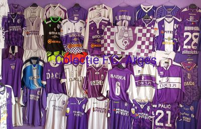 El e suporterul român care și-a transformat camera în muzeu » Mii de piese de colecție cu echipa favorită: „E costisitor, dar satisfacțiile sunt pe măsură”