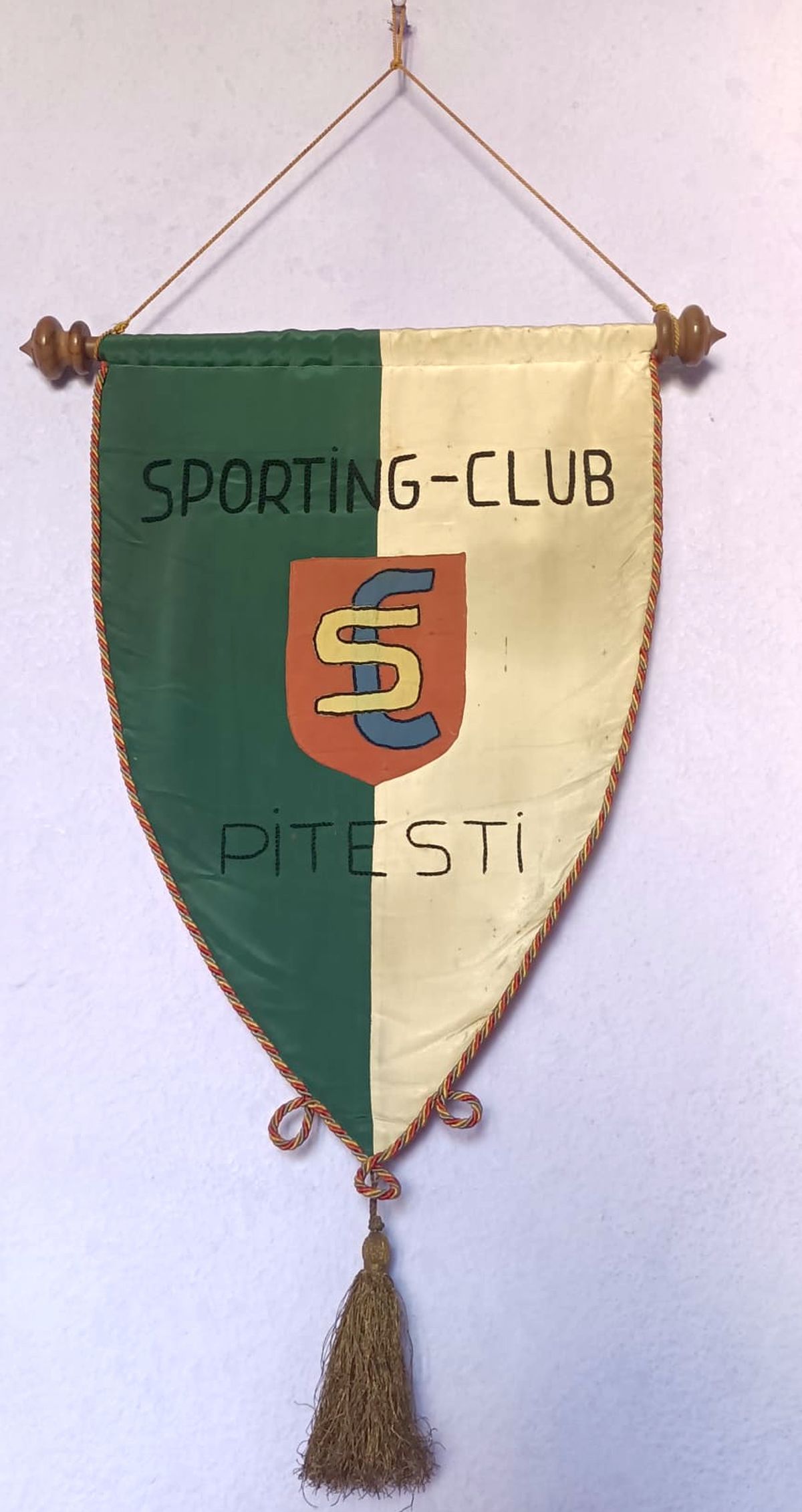 El e suporterul român care și-a transformat camera în muzeu » Mii de piese de colecție cu echipa favorită: „E costisitor, dar satisfacțiile sunt pe măsură”