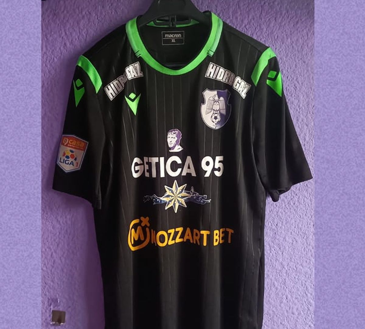 El e suporterul român care și-a transformat camera în muzeu » Mii de piese de colecție cu echipa favorită: „E costisitor, dar satisfacțiile sunt pe măsură”