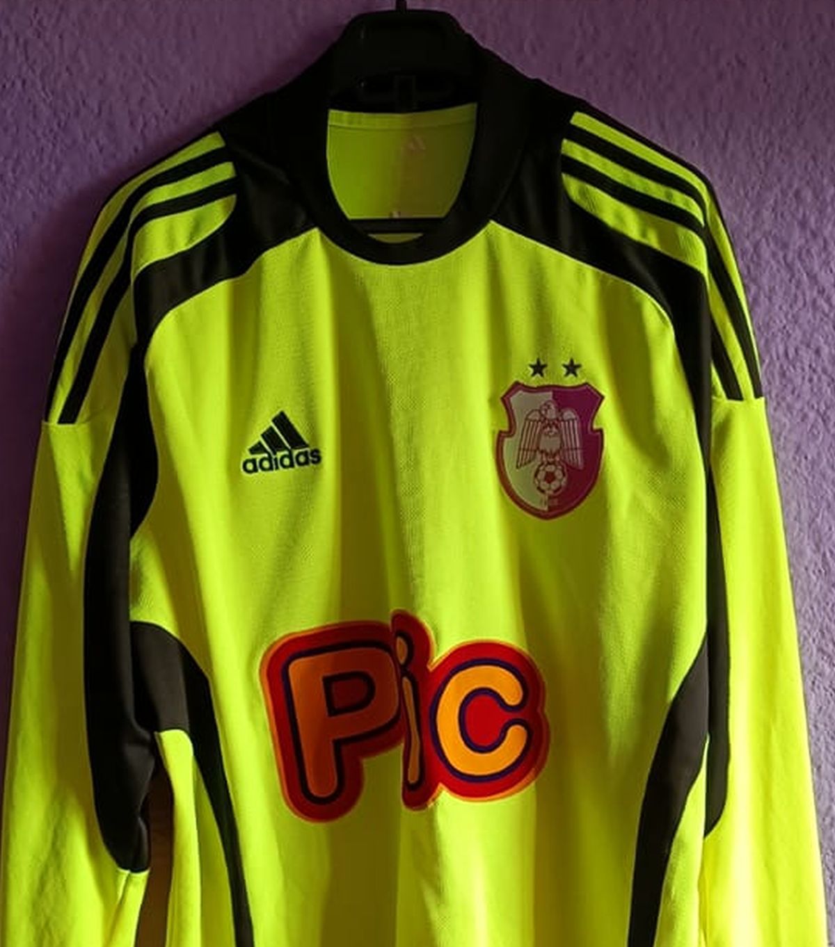 El e suporterul român care și-a transformat camera în muzeu » Mii de piese de colecție cu echipa favorită: „E costisitor, dar satisfacțiile sunt pe măsură”