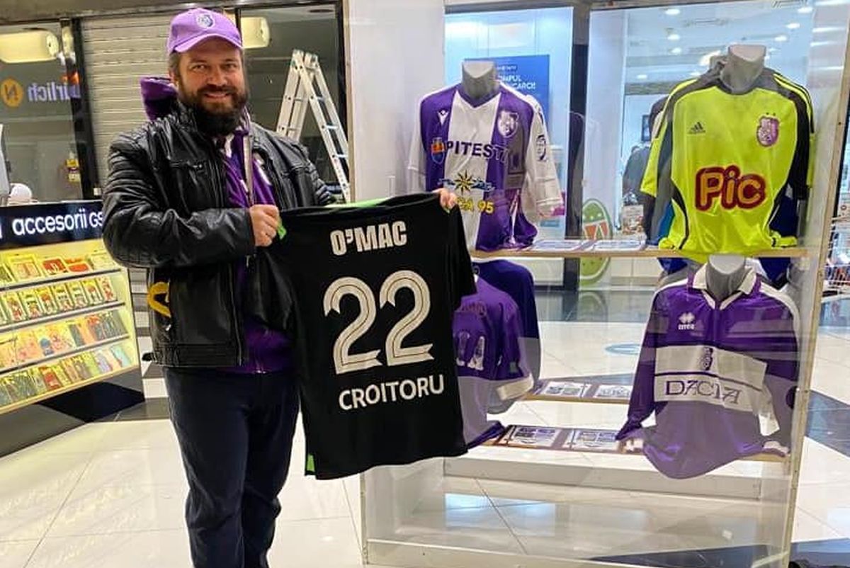 El e suporterul român care și-a transformat camera în muzeu » Mii de piese de colecție cu echipa favorită: „E costisitor, dar satisfacțiile sunt pe măsură”