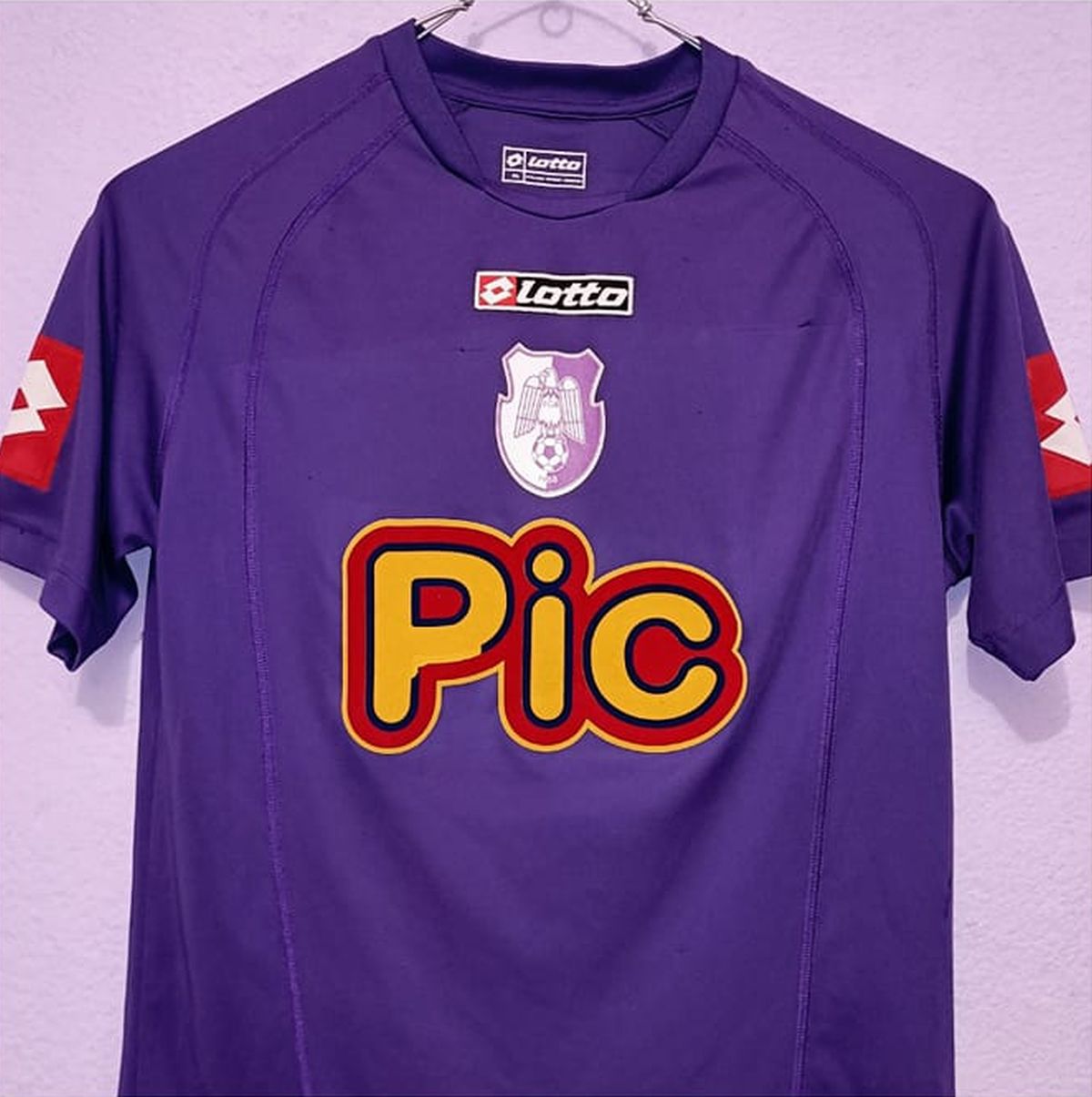 El e suporterul român care și-a transformat camera în muzeu » Mii de piese de colecție cu echipa favorită: „E costisitor, dar satisfacțiile sunt pe măsură”