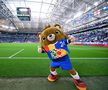 Mascota Albärt îi invită de fani să populeze la refuz tribunele de pe AufSchalke Arena / Foto: Imago