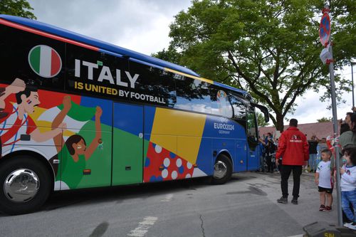 Italia și-a adus autocarul și în Germania, unde azzurrii au pornit cu dreptul în grupă / Foto: Imago