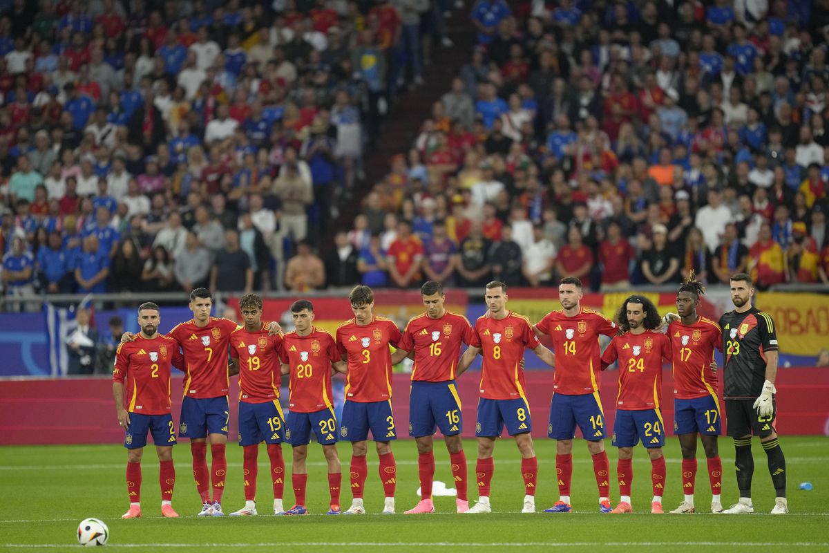 Răzvan Burleanu are lipici la vedete! Unde a prins loc la Spania - Italia, după ce vinerea trecută a stat lângă Mourinho și Ferguson