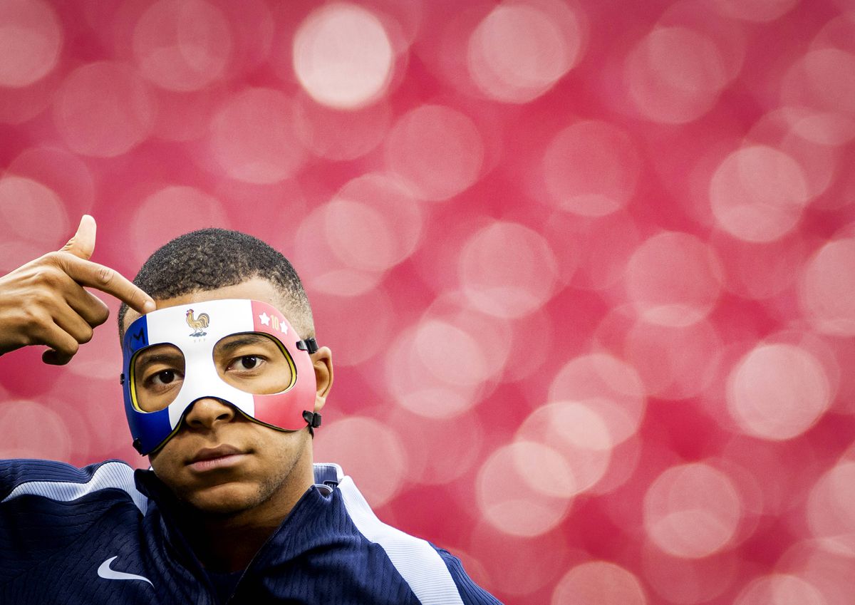 Kylian Mbappe a purtat o mască în culorile Franței la unul dintre antrenamente