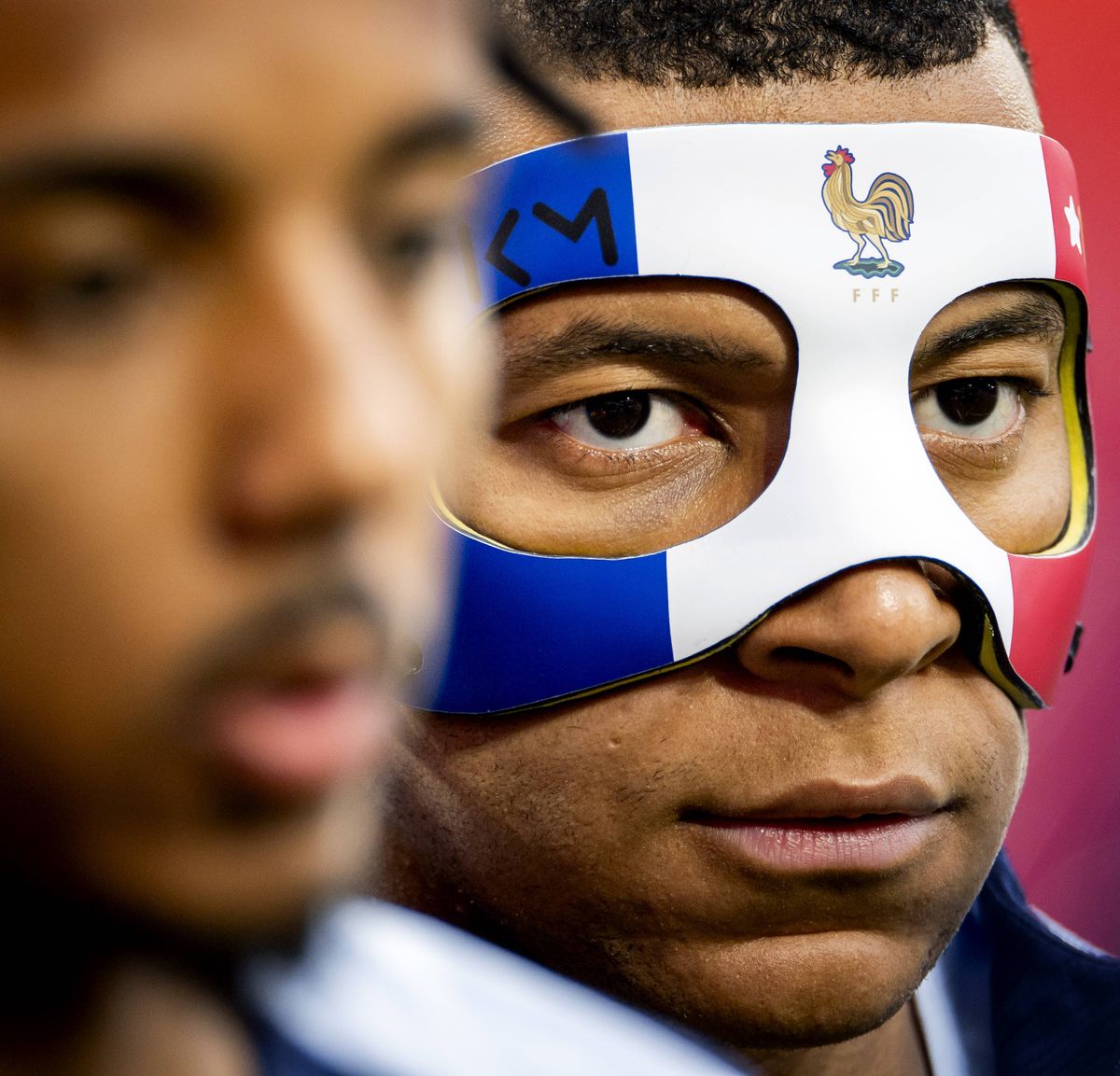 Kylian Mbappe a purtat o mască în culorile Franței la unul dintre antrenamente