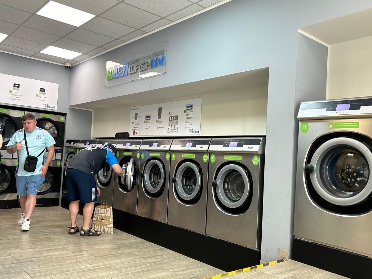 Afacerea care a „bubuit” odată cu Euro: „Și să vedeți când vin englezii!” » Dialog simpatic cu proprietarul: „Ce face Hagi acum, e-n politică?”