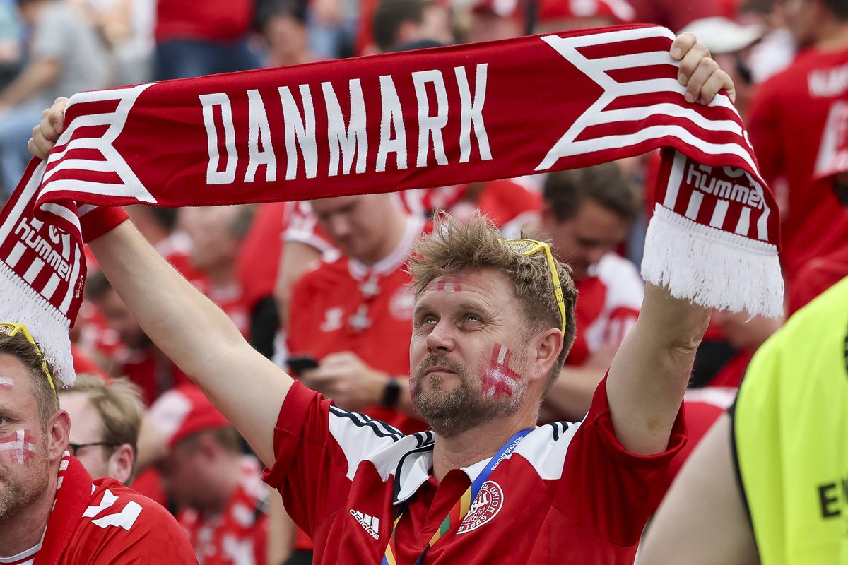 11 detalii din Danemarca - Anglia care nu s-au văzut la televizor: „perlele” fotbaliștilor, echipe de geniști + aspectul penibil ca la București