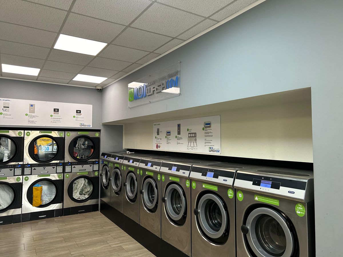 Afacerea care a „bubuit” odată cu Euro: „Și să vedeți când vin englezii!” » Dialog simpatic cu proprietarul: „Ce face Hagi acum, e-n politică?”