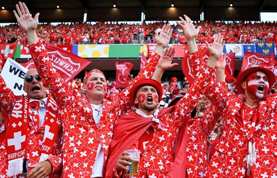 „Nu suntem Suedia!” » Explicația bannerului care i-a băgat în ceață pe spectatori la Euro: „Și cei mai puternici oameni din lume se chinuie”