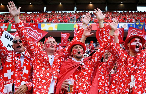 „Nu suntem Suedia!” » Explicația bannerului care i-a băgat în ceață pe spectatori la Euro: „Și cei mai puternici oameni din lume se chinuie”