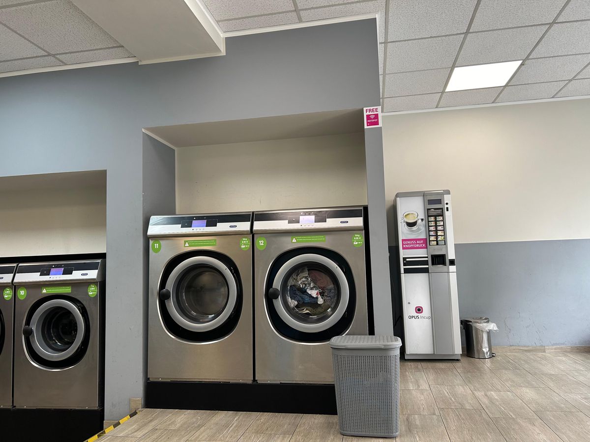 Afacerea care a „bubuit” odată cu Euro: „Și să vedeți când vin englezii!” » Dialog simpatic cu proprietarul: „Ce face Hagi acum, e-n politică?”