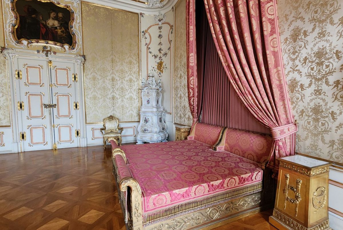Pe urmele lui Napoleon » Dormitorul lui Bonaparte din palatul somptuos din Wurzburg, păstrat în starea lui originală
