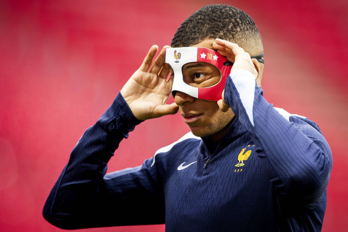 „Zorro” al Franței » Kylian Mbappe va purta o mască specială la Euro, după ce și-a spart nasul