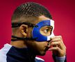 Kylian Mbappe a purtat o mască în culorile Franței la unul dintre antrenamente