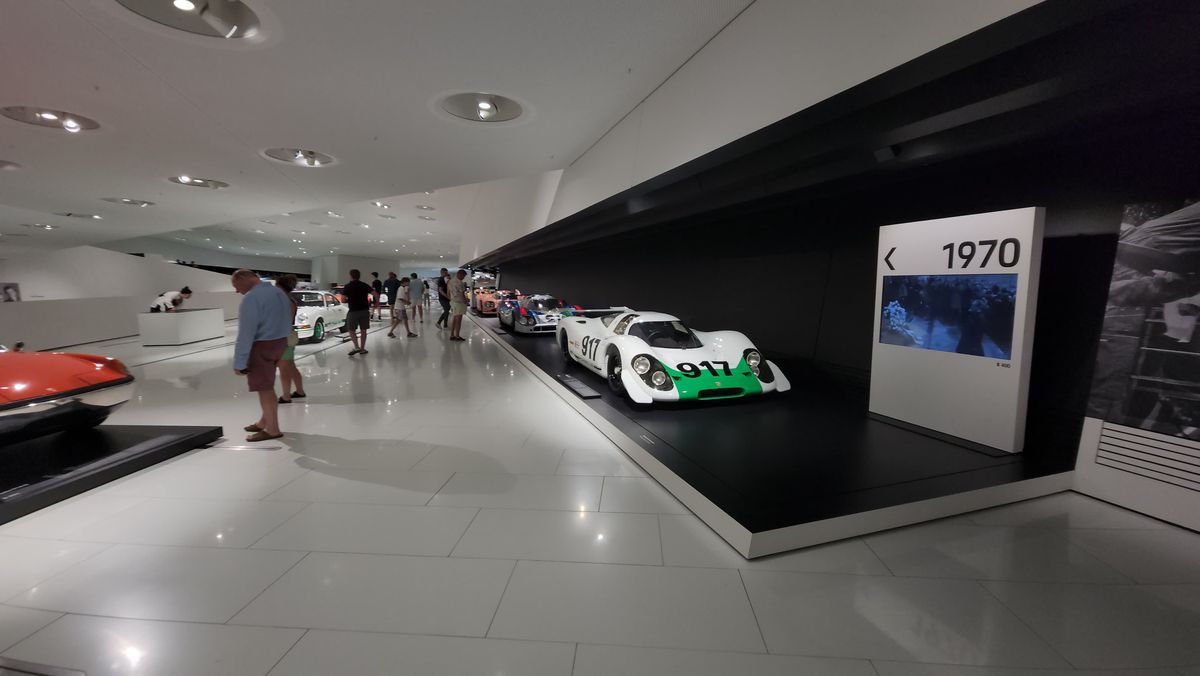 GSP.RO a intrat în culisele celui mai spectaculos muzeu auto din lume » O oră petrecută la Porsche, în Germania