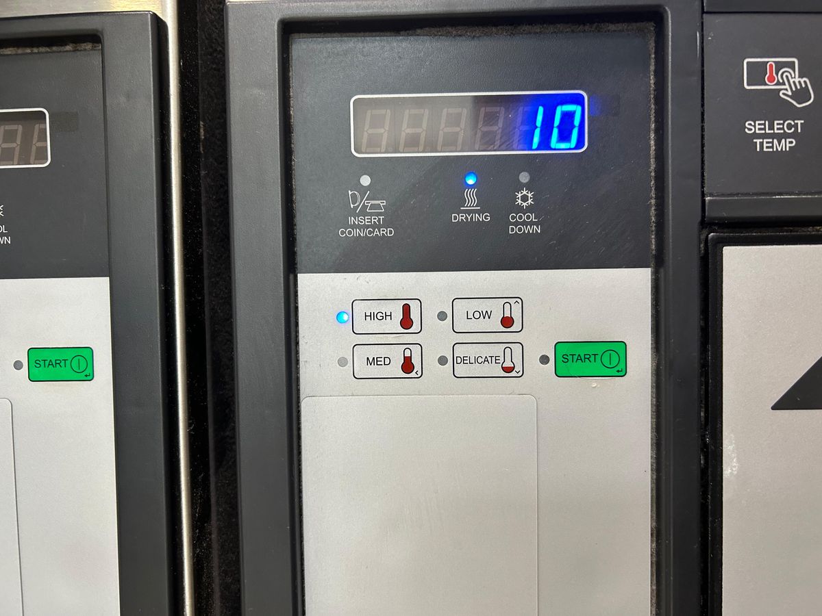 Afacerea care a „bubuit” odată cu Euro: „Și să vedeți când vin englezii!” » Dialog simpatic cu proprietarul: „Ce face Hagi acum, e-n politică?”