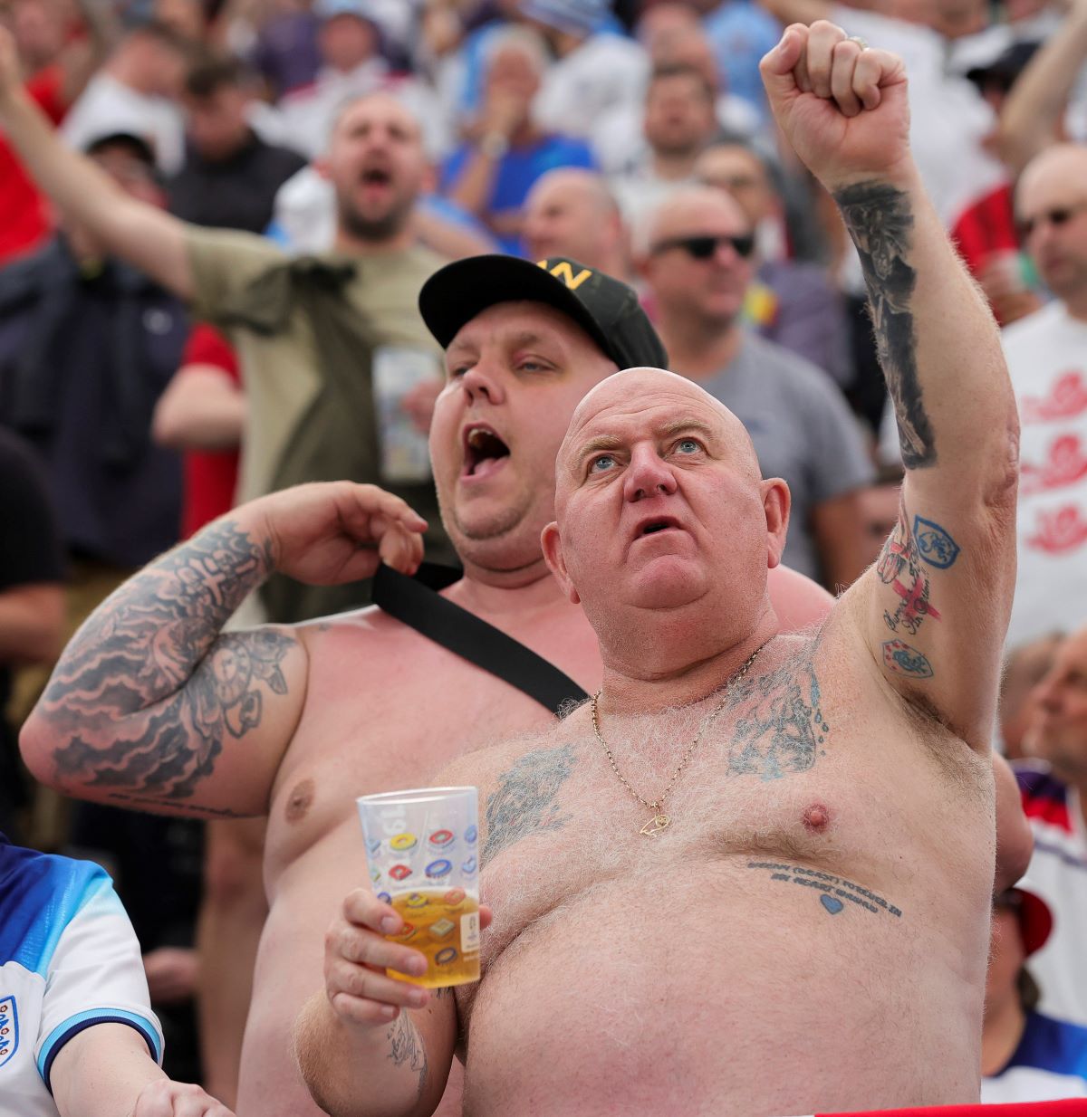 Clasicul Europei are loc pe unicul stadion din lume cu monedă proprie și unde berea circulă printr-o rețea subterană de țevi!