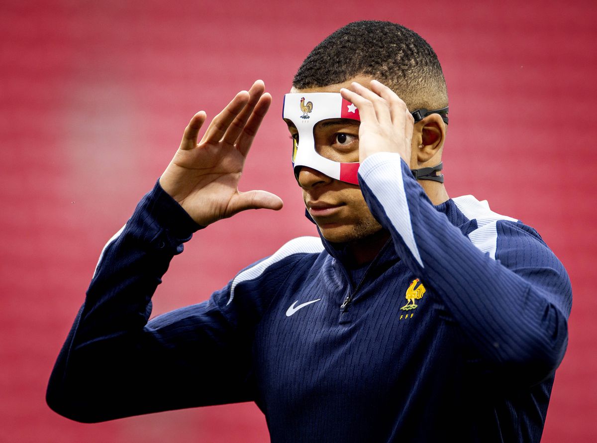 Kylian Mbappe a purtat o mască în culorile Franței la unul dintre antrenamente