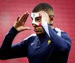 Kylian Mbappe a purtat o mască în culorile Franței la unul dintre antrenamente