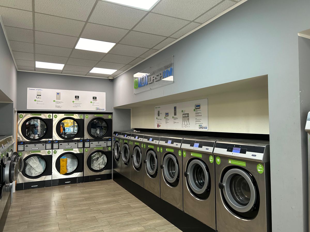 Afacerea care a „bubuit” odată cu Euro: „Și să vedeți când vin englezii!” » Dialog simpatic cu proprietarul: „Ce face Hagi acum, e-n politică?”