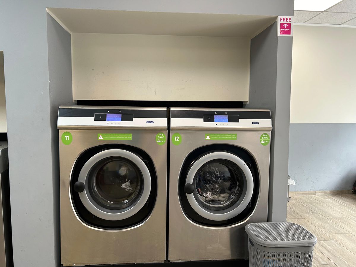 Afacerea care a „bubuit” odată cu Euro: „Și să vedeți când vin englezii!” » Dialog simpatic cu proprietarul: „Ce face Hagi acum, e-n politică?”