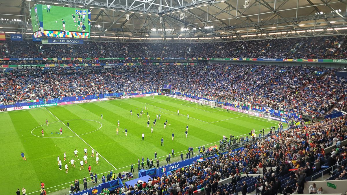 Răzvan Burleanu are lipici la vedete! Unde a prins loc la Spania - Italia, după ce vinerea trecută a stat lângă Mourinho și Ferguson