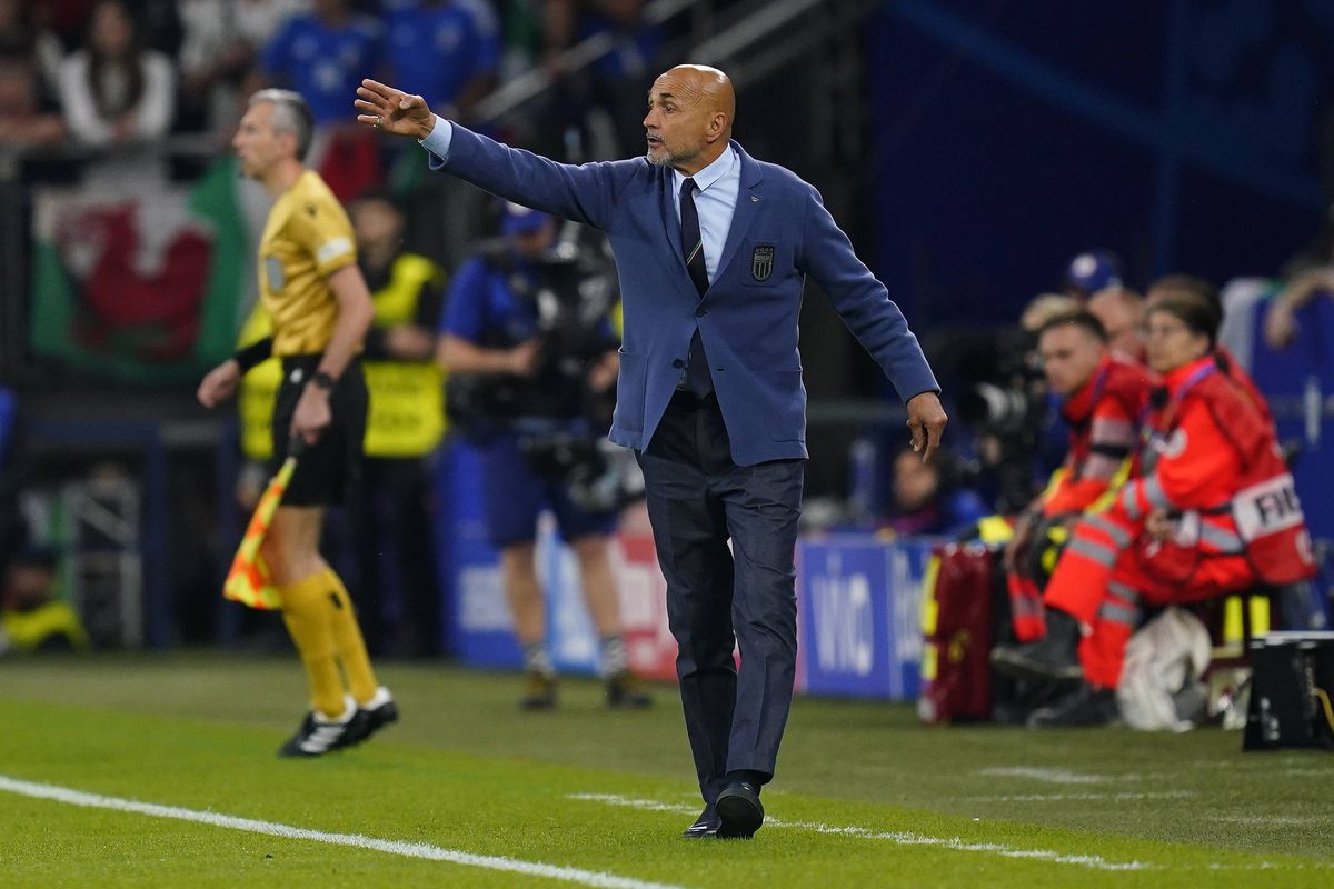 Răzvan Burleanu are lipici la vedete! Unde a prins loc la Spania - Italia, după ce vinerea trecută a stat lângă Mourinho și Ferguson