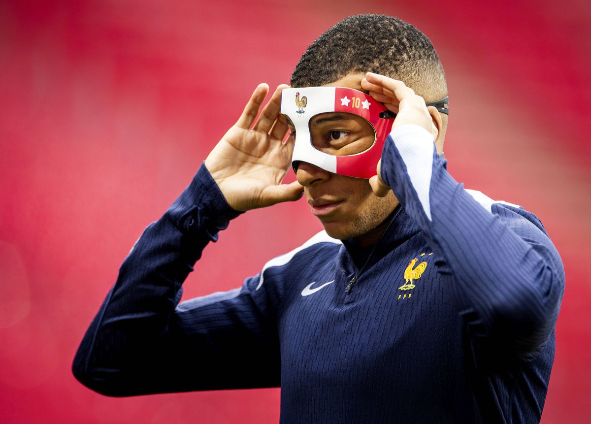 „Zorro” al Franței » Kylian Mbappe va purta o mască specială la Euro, după ce și-a spart nasul