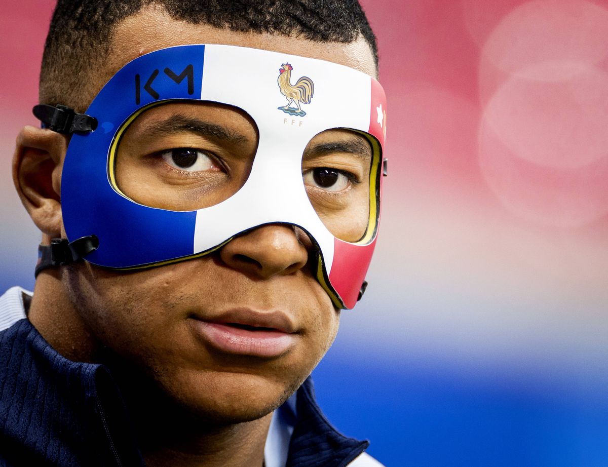 Kylian Mbappe a purtat o mască în culorile Franței la unul dintre antrenamente