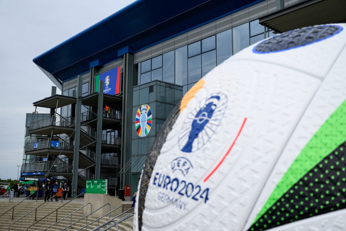 Clasicul Europei are loc pe unicul stadion din lume cu monedă proprie și unde berea circulă printr-o rețea subterană de țevi!