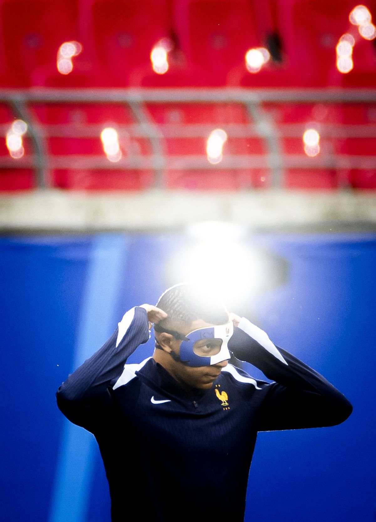 Kylian Mbappe a purtat o mască în culorile Franței la unul dintre antrenamente