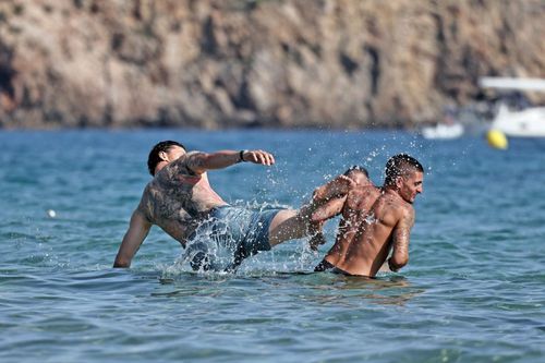 GALERIE FOTO Zlatan Ibrahimovic „l-a făcut KO” pe Marco Verratti sub ochii superbei soții, în Ibiza