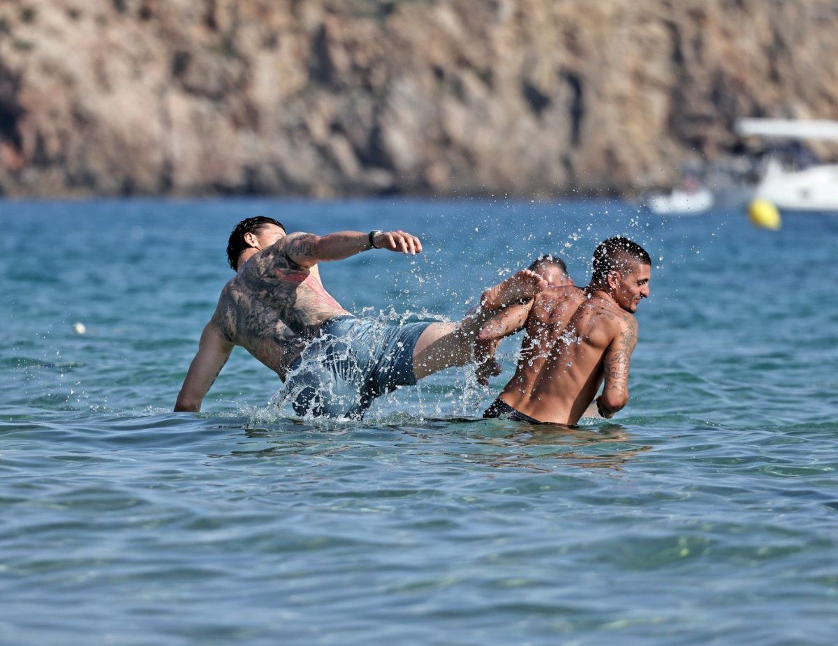 Zlatan Ibrahimovic, Marco Verratti și Jessica Aidi, pe plajă în Ibiza