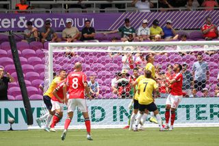 Benfica s-a dezlănțuit la reluare » Victorie cu Auckland, într-un meci întrerupt peste două ore