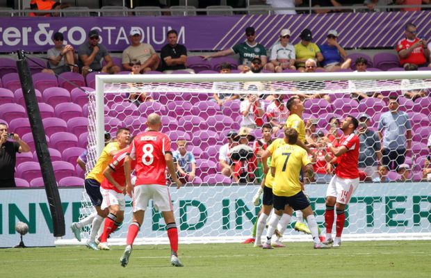 Benfica s-a dezlănțuit la reluare » Victorie cu Auckland, într-un meci întrerupt peste două ore