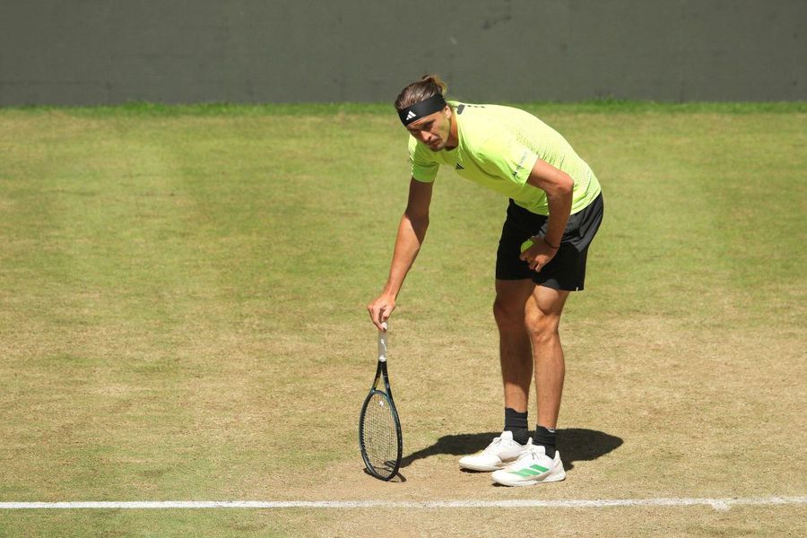 Alexander Zverev înainte să vomite în „sferturi” la Halle Foto: Imago Images Semifinală așteptată la Halle: Zverev contra Medvedev » Amândoi au câștigat după probleme medicale surprinzătoare
