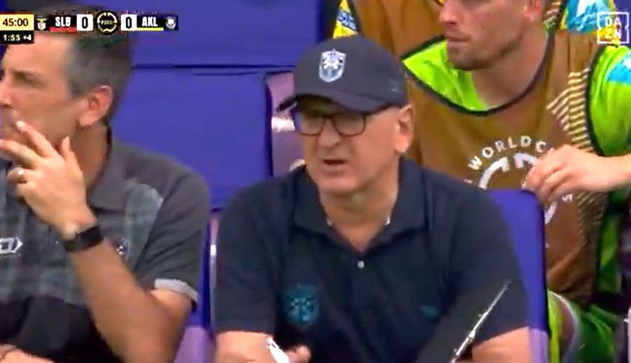 Antrenorul lui Auckland City, Ivan Vuksich, a fost surprins de reacția lui Tong Zhou Așa ceva nu s-a mai văzut! Imagini unice, la Campionatul Mondial al Cluburilor » A refuzat să iasă și l-a lăsat „mască” pe antrenor