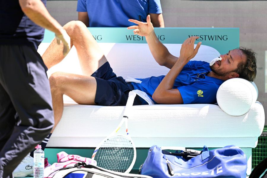 Daniil Medvedev a sângerat nazal în meciul din „sferturi” de la Halle Foto: Imago Images Semifinală așteptată la Halle: Zverev contra Medvedev » Amândoi au câștigat după probleme medicale surprinzătoare