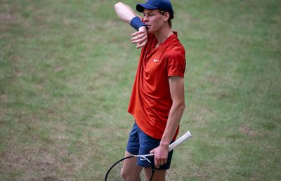 Liderul mondial Jannik Sinner, eliminat în turul 2 la Halle, după o revenire fantastică a „rebelului” din tenis
