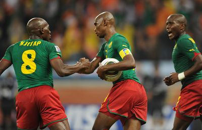 Suspendare pentru cinci ani după o bătaie în vestiarul naționalei! » Două legende au fost despărțite de poliție