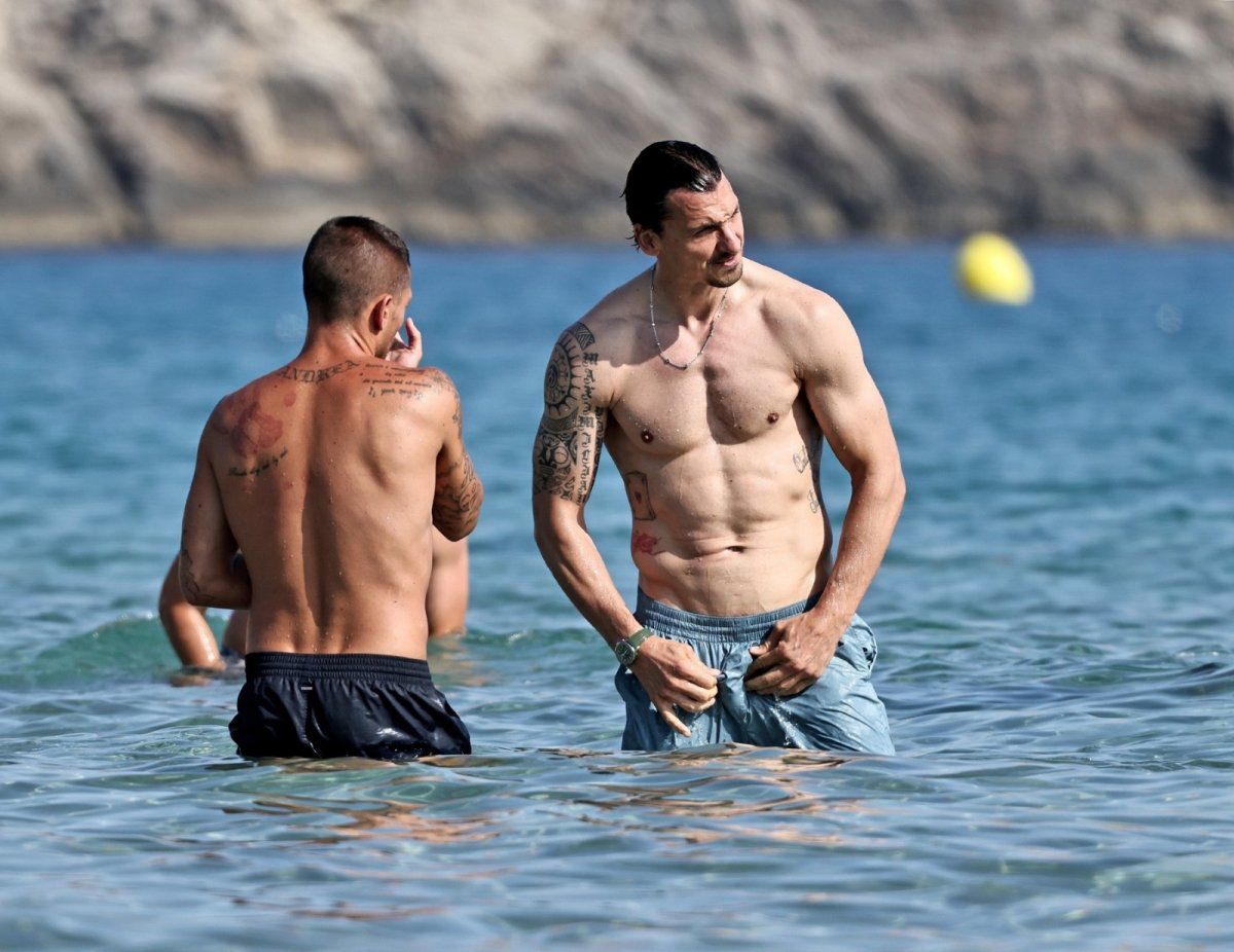 Zlatan Ibrahimovic, Marco Verratti și Jessica Aidi, pe plajă în Ibiza