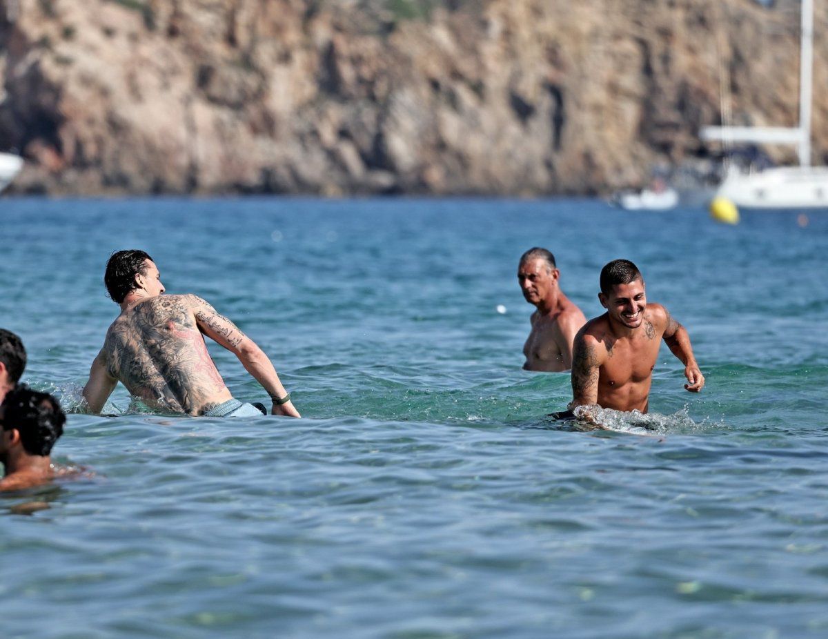 Zlatan Ibrahimovic, Marco Verratti și Jessica Aidi, pe plajă în Ibiza