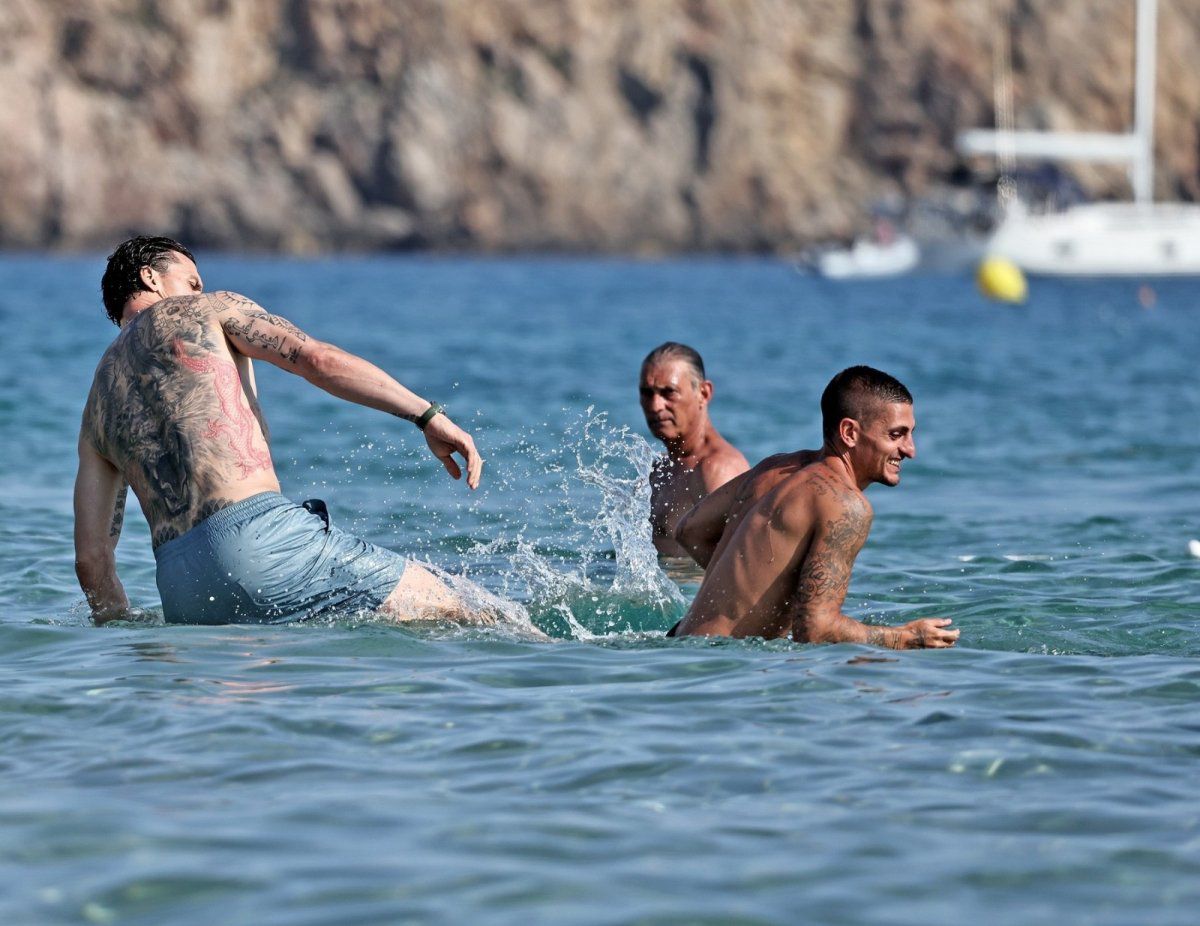 Zlatan Ibrahimovic, Marco Verratti și Jessica Aidi, pe plajă în Ibiza