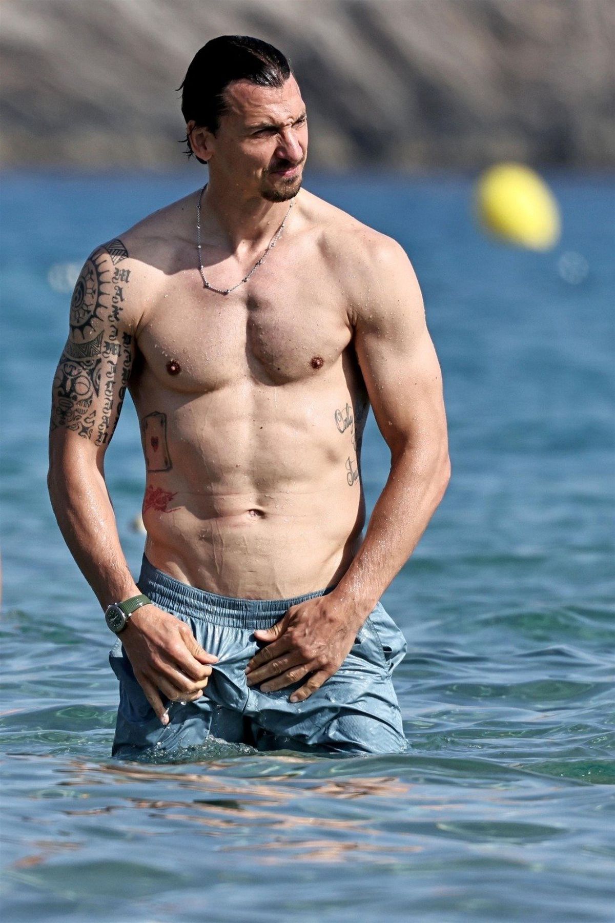 Zlatan Ibrahimovic, Marco Verratti și Jessica Aidi, pe plajă în Ibiza