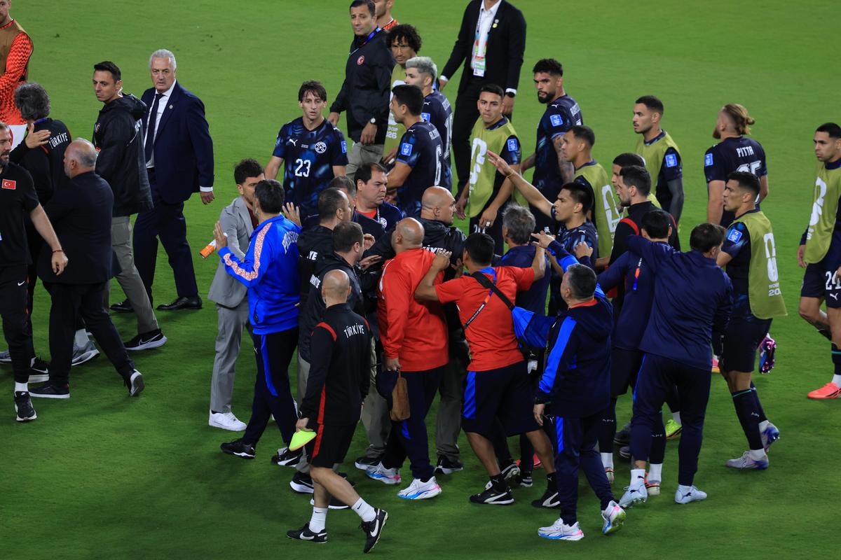 Scandal la Turcia - Paraguay » A devenit primul fotbalist din istorie eliminat pentru că și-a acoperit gura cu mâna